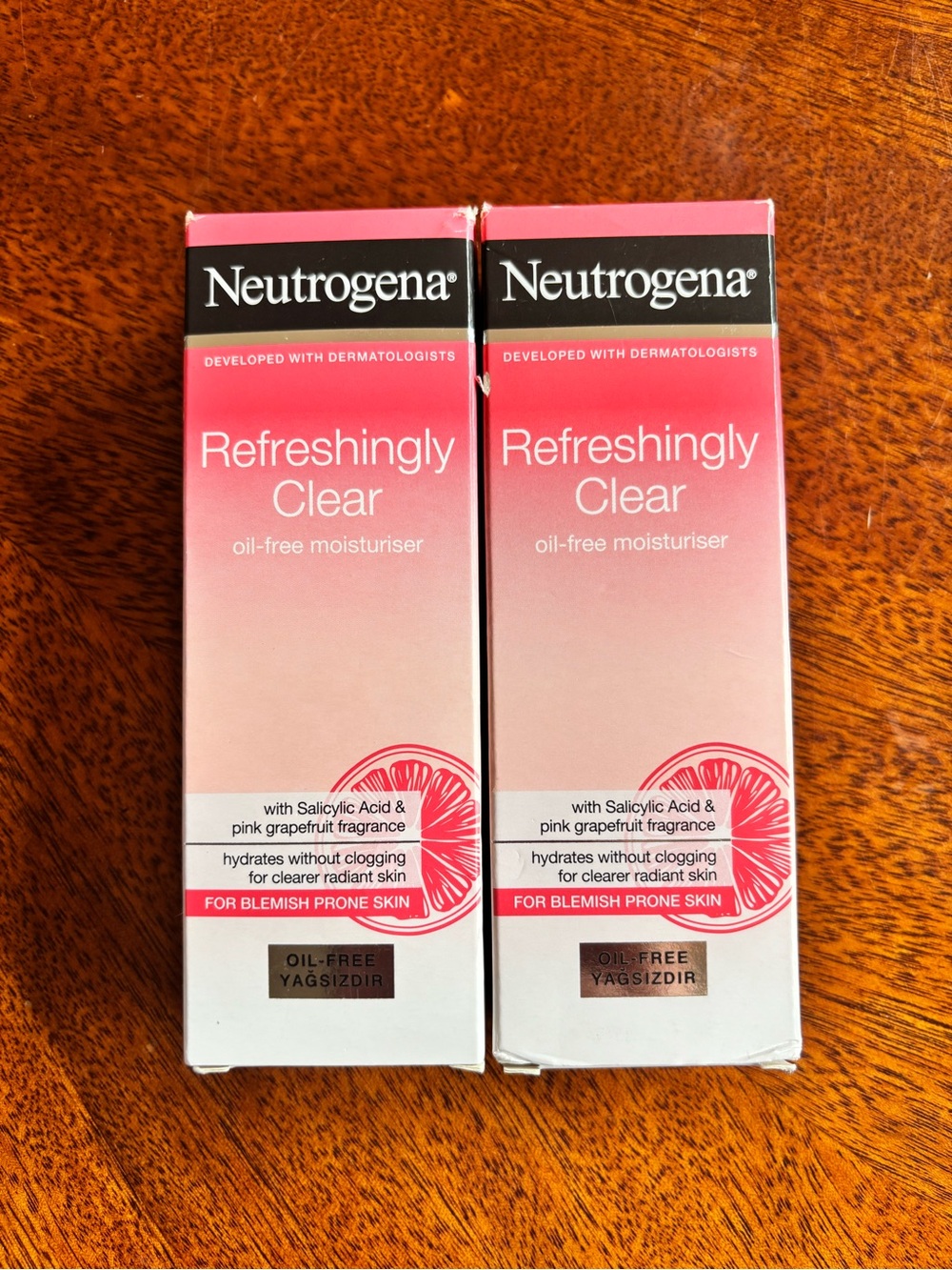 2 Neutrogena Refreshingly Clear Oil-Free Moisturiser